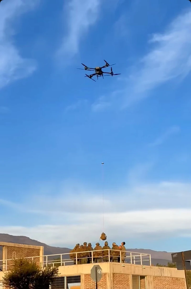 El dron DJI FlyCart 30 del Ejército de Chile.